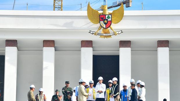 Presiden Joko Widodo meninjau langsung kesiapan lapangan upacara nan bakal digunakan dalam peringatan Hari Ulang Tahun (HUT) ke-79 Kemerdekaan Republik Indonesia (RI) di Kawasan Ibu Kota Nusantara (IKN), Kabupaten Penajam Paser Utara, Provinsi Kalimantan Timur pada Rabu, 5 Juni 2024. Presiden menyebut bahwa persiapan jelang HUT ke-79 sudah nyaris selesai. ( Vico - Biro Pers Sekretariat Presiden)