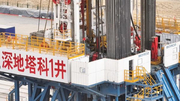 Penampakan Pekerja China Gali Lubang 10 Kilometer ke Dalam Bumi