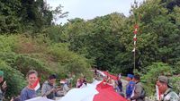 Kala Sang Saka Merah Putih Raksasa Membentang di Pantai Batukaras