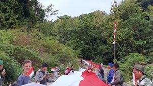 Kala Sang Saka Merah Putih Raksasa Membentang di Pantai Batukaras
