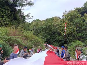 Kala Sang Saka Merah Putih Raksasa Membentang di Pantai Batukaras Kala Sang Saka Merah Putih Raksasa Membentang di Pantai Batukaras
