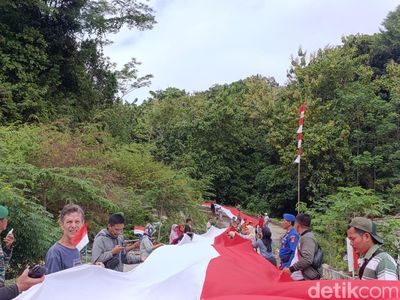 Kala Sang Saka Merah Putih Raksasa Membentang di Pantai Batukaras