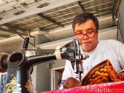 Jatuh Bangun Kehidupan Sarifudin Sang Penjahit Keliling di Sukabumi