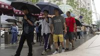 Potret Orang Tua di China Antar-Tunggu Anak Ujian Masuk Perguruan Tinggi