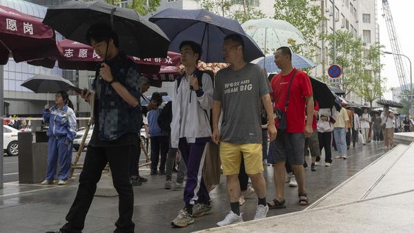 Potret Orang Tua di China Antar-Tunggu Anak Ujian Masuk Perguruan Tinggi