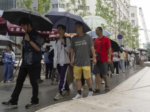 Potret Orang Tua di China Antar-Tunggu Anak Ujian Masuk Perguruan Tinggi Potret Orang Tua di China Antar-Tunggu Anak Ujian Masuk Perguruan Tinggi