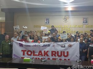 Jurnalis NTT Demonstrasi Tuntut DPR Hentikan Pembahasan Revisi UU Penyiaran Jurnalis NTT Demonstrasi Tuntut DPR Hentikan Pembahasan Revisi UU Penyiaran