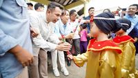 Raffi Ahmad dan Zita Anjani Bagi Makan-Susu Gratis untuk Anak Paud