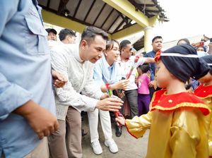 Raffi Ahmad dan Zita Anjani Bagi Makan-Susu Gratis untuk Anak Paud
