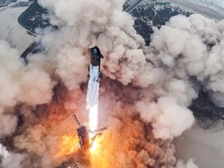 Momen Pesawat Luar Angkasa Elon Musk Mengudara ke Antariksa