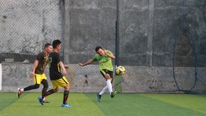 Saat Ismed Sofyan Main Bola Bareng Pewarta Foto