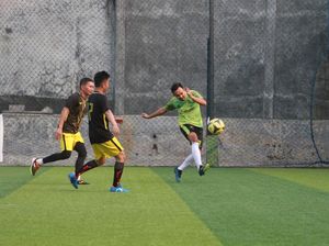 Saat Ismed Sofyan Main Bola Bareng Pewarta Foto Saat Ismed Sofyan Main Bola Bareng Pewarta Foto