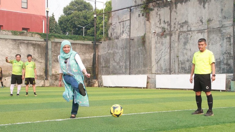 Senior Manager External Communication & Stakeholder Relations PT Pertamina Hulu Energi, Eviyanti Rofraida melakukan Kick Off Pertandingan Persahabatan Mini Soccer antara Pertamina Hulu Energi melawan Pewarta Foto.