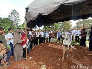 Pecah Tangis Keluarga Saat Pemakaman Pelajar Tewas Dikeroyok di Kemang Jaksel Pecah Tangis Keluarga Saat Pemakaman Pelajar Tewas Dikeroyok di Kemang Jaksel