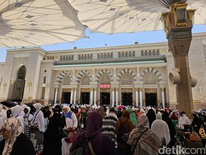 Saat Khatib Salat Jumat di Masjid Nabawi Menangis Doakan Jemaah Haji