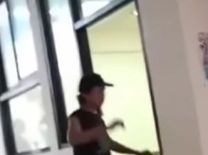 Mahasiswa Ngamuk dan Tendang Pintu Kaca Unismuh Makassar Jadi Tersangka Mahasiswa Ngamuk dan Tendang Pintu Kaca Unismuh Makassar Jadi Tersangka