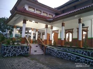 Singgah ke Masjid Al-Hajj Slawi, Elok Berparas Joglo