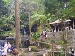 Cuaca Panas Begini, Emang Cocok Berenang di Curug Cipeuteuy Majalengka
