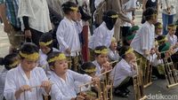 Kemeriahan 12 Jam Bandung Ngurulung Angklung