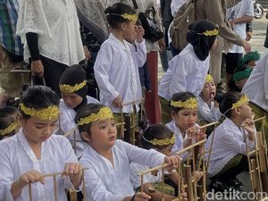 Kemeriahan 12 Jam Bandung Ngurulung Angklung