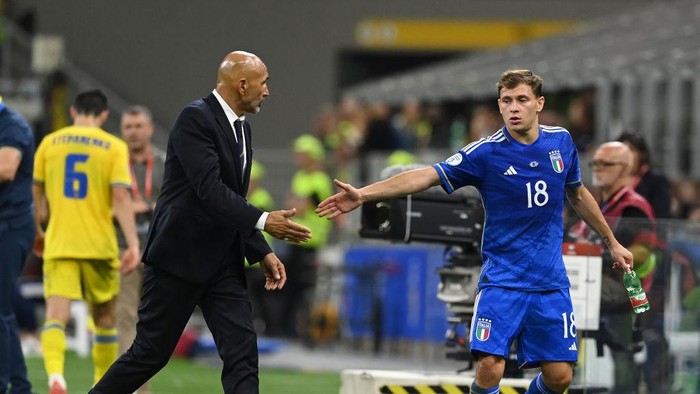 MILAN, ITALY - SEPTEMBER 12:  Head coach of Italy Luciano Spalletti reacts with Nicolo Barella during the UEFA EURO 2024 European qualifier match between Italy and Ukraine at Stadio San Siro on September 12, 2023 in Milan, Italy. (Photo by Claudio Villa/Getty Images)
