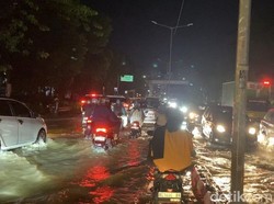 Banjir di Palembang Bikin Macet dan Motor Mogok