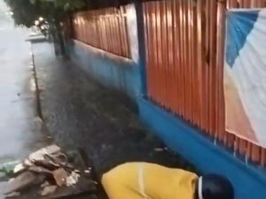 Palembang Banjir Usai Diguyur Hujan Deras Selama Satu Jam Palembang Banjir Usai Diguyur Hujan Deras Selama Satu Jam