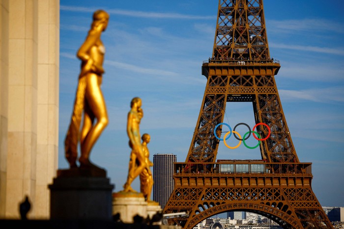 Cincin Olimpiade Hiasi Menara Eiffel The Olympic rings are displayed on the first floor of the Eiffel Tower ahead of the Paris 2024 Olympic games in Paris, France, June 7, 2024. REUTERS/Sarah Meyssonnier