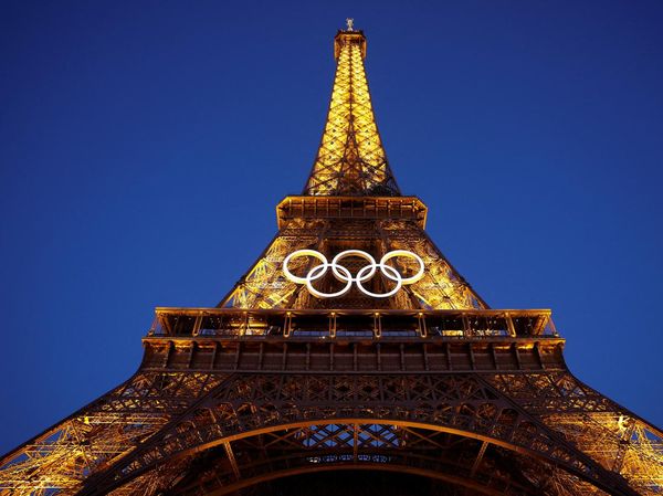 Cincin Olimpiade Hiasi Menara Eiffel