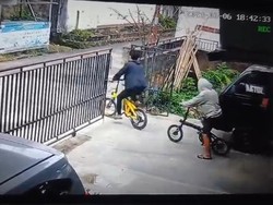 2 Pemuda di Palembang Terekam CCTV Curi Sepeda