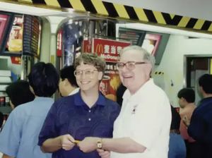 Eksklusif! Bill Gates dan Warren Buffett Punya Kartu Emas McDonalds