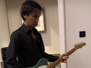 Eross Sheila On 7 Lelang Gitar Fender Telecaster untuk Bantu Gaza Eross Sheila On 7 Lelang Gitar Fender Telecaster untuk Bantu Gaza