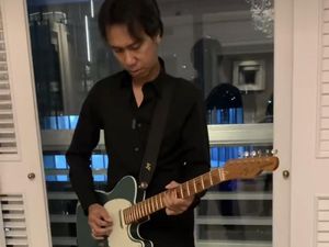 7 Fakta Lelang Gitar Langka Eross Sheila On 7 demi Gaza 7 Fakta Lelang Gitar Langka Eross Sheila On 7 demi Gaza