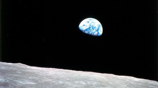 (FILES) This NASA image obtained on April 22, 2009, Earth Day, shows the Earthrise over the moon made on Christmas Eve, December 24, 1968 from Apollo 8, the first manned mission to the moon, as it entered lunar orbit. William Anders, the former US astronaut who took the historic 