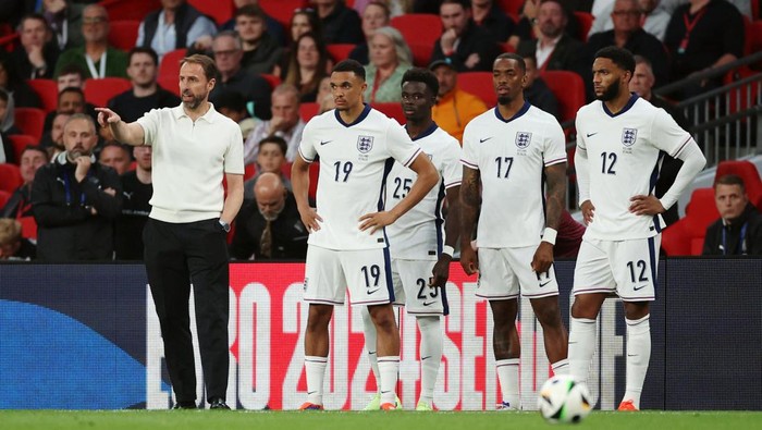 Soccer Football - International Friendly - England v Iceland - Wembley Stadium, London, Britain - June 7, 2024 Englands Trent Alexander-Arnold, Bukayo Saka, Ivan Toney and Joe Gomez with manager Gareth Southgate before coming on as substitutes Action Images via Reuters/Andrew Boyers