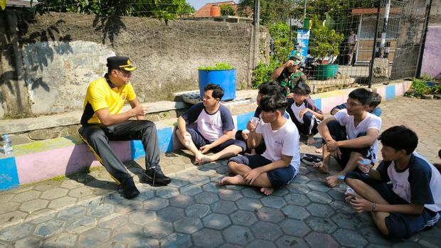 Kapolresta Bogor Kota Kombes Bismo bersama siswa SKCK Goes to School bersih-bersih sungai.