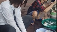 Potret Keanu Reeves Melokal di Thailand, Jualan Hingga Cuci Piring di Jalan