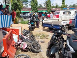 Truk Kontainer di Kubu Raya Gagal Nanjak Lalu Seruduk 7 Motor, 1 Bocah Luka Truk Kontainer di Kubu Raya Gagal Nanjak Lalu Seruduk 7 Motor, 1 Bocah Luka