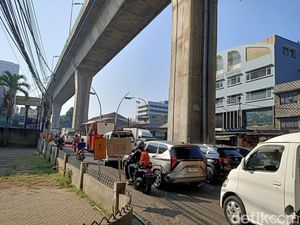 Warga Keluhkan Macet Sepanjang Hari Imbas Galian di Cipulir Jaksel