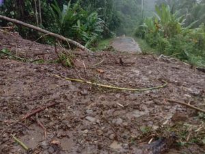 Jalan Trans Seram di Maluku Tengah Tertutup Longsor-Banjir, Lalin Lumpuh