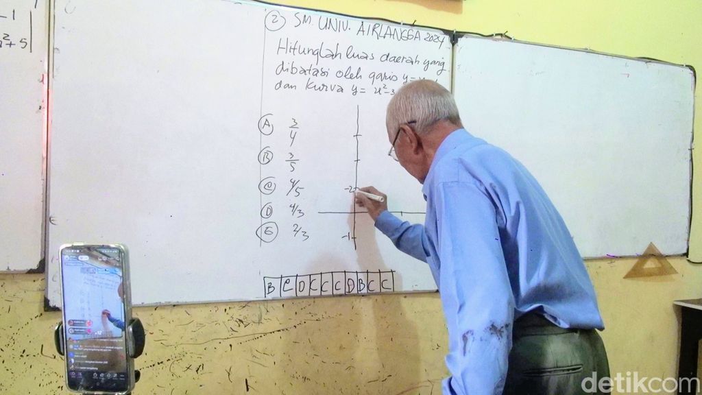 Achmad Melan, Pensiuan Guru di Purworejo yang Ngajar Matematika via Live TikTok, saat ditemui detikJateng di rumahnya, Sabtu (8/6/2024).