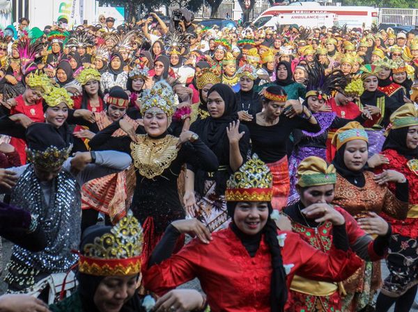1.500 Orang Menari Bersama di Stadion Pakansari