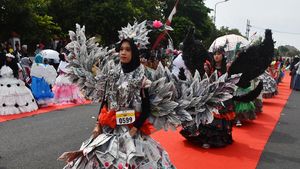 Peragaan Busana dari Bahan Daur Ulang di Madiun