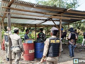 Gudang Minyak Ilegal di Musi Rawas Dibongkar Polisi, Pemilik Diburu Gudang Minyak Ilegal di Musi Rawas Dibongkar Polisi, Pemilik Diburu