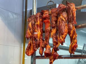 Promosikan Menu Babi Gratis, Restoran Ini Dihujani Kritik Tajam