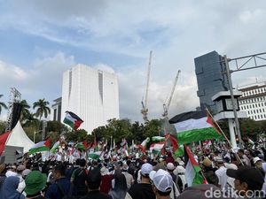 Warga Bandung Jauh-jauh Datangi Monas Suarakan Bela Palestina Warga Bandung Jauh-jauh Datangi Monas Suarakan Bela Palestina