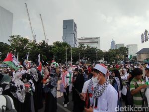 Cerita Warga Tangerang Bawa Keluarga Ikut Aksi Bela Palestina di Monas Cerita Warga Tangerang Bawa Keluarga Ikut Aksi Bela Palestina di Monas