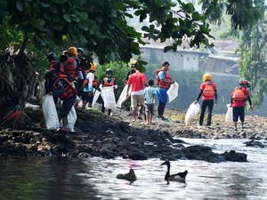 Aksi Bersih-bersih Sampah di Sungai Ciliwung Aksi Bersih-bersih Sampah di Sungai Ciliwung