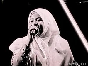 Penampilan Guru-Murid SMA Al Azhar Medan di Konser Alan Walker Jakarta Penampilan Guru-Murid SMA Al Azhar Medan di Konser Alan Walker Jakarta