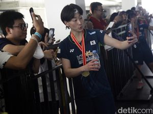 Baek/Lee Sapa Penggemar Usai Juara Indonesia Open 2024 Baek/Lee Sapa Penggemar Usai Juara Indonesia Open 2024